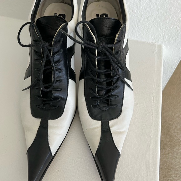 Black & White, extremely pointy & oh-so cool lace-up leather heel! - Picture 2 of 10